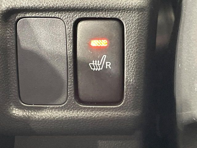 【シートヒーター】寒い日に重宝するシートヒーター!エアコンより早く温まってくれるので寒がりの人も安心ですね♪エアコンの温風は乾燥するから苦手、という方にもをおすすめです。