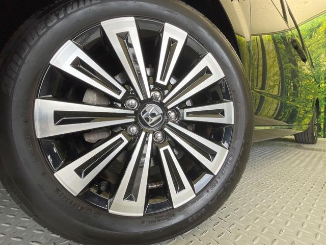 【純正17インチアルミホイール】外観にマッチした純正アルミホイールを装着しております。各種社外アルミホイールや、スタッドレスタイヤも取扱いしております。是非ご相談ください♪