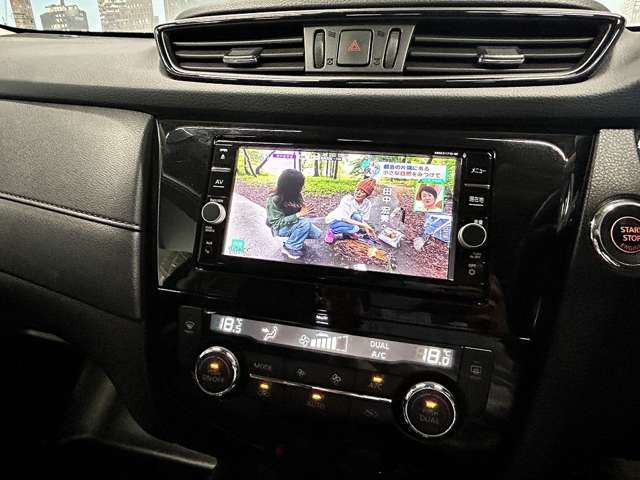 【純正SDナビ】FM&AMを聴くことは勿論のこと!!CD&DVD再生可能で地デジTVの視聴も可能な多機能ナビでドライブも快適ですよ☆