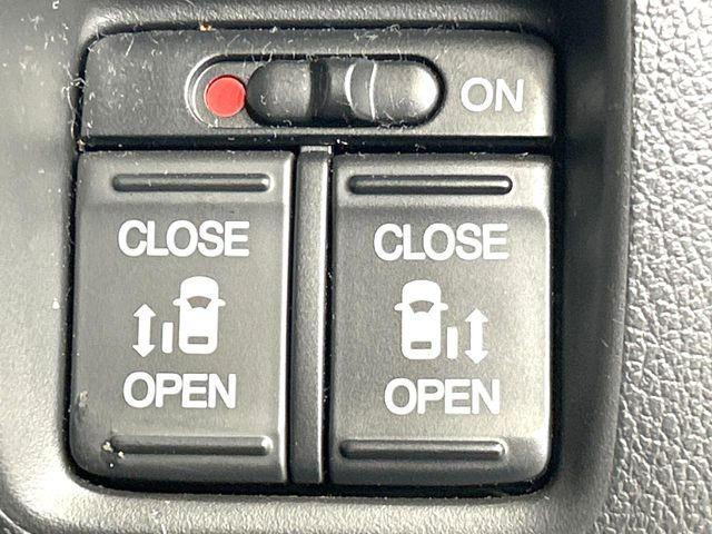 【両側パワースライドドア】スマートキーや運転席のスイッチで後席両側スライドドアの開閉が可能♪電動だから力を入れてドアを開ける必要が無く、小さなお子様でも簡単に開け閉めでき快適です♪