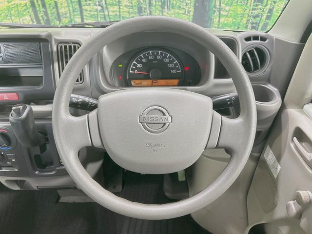 �C���e���A�ɍ��킹���f�U�C���̃X�e�A�����O�́A�^�]�������̂��Ƃ��l���A�^�]���₷���`��A�傫���ł��B�����x�A���ۂɐG���Ă��m���߂��������B