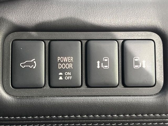 【両側パワースライドドア】スマートキーや運転席のスイッチで後席両側スライドドアの開閉が可能♪電動だから力を入れてドアを開ける必要が無く、小さなお子様でも簡単に開け閉めでき快適です♪