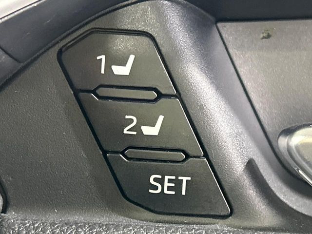 【メモリー機能付きパワーシート】ドライバーごとに設定したシート位置を記憶して、ボタン一つで切り替えできる便利な機能!運転する方が複数名いらっしゃるご家庭におすすめです♪