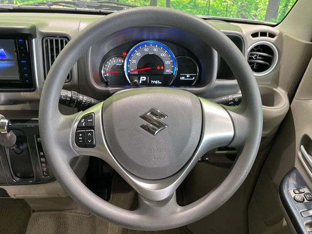 �C���e���A�ɍ��킹���f�U�C���̃X�e�A�����O�́A�^�]�������̂��Ƃ��l���A�^�]���₷���`��A�傫���ł��B�����x�A���ۂɐG���Ă��m���߂��������B