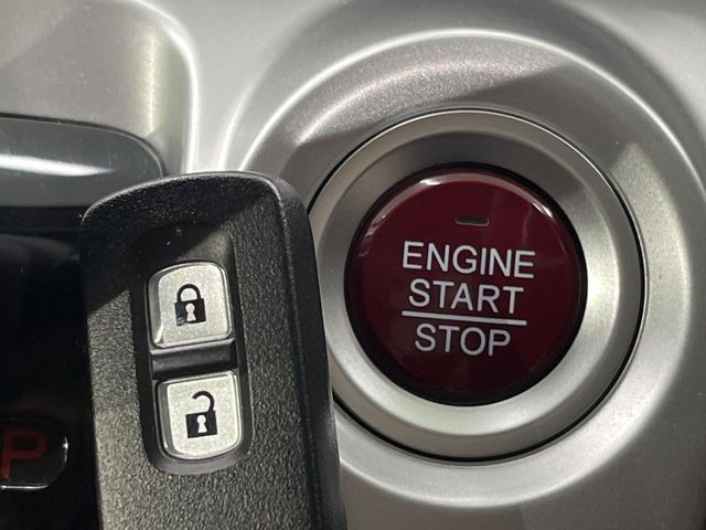 �yHonda�X�}�[�g�L�[�z�J�o����|�P�b�g�ɓ��ꂽ�܂܂ł��h�A�̎{���E�������\�ȃX�}�[�g�L�[�𑕔��B�G���W���̃I���E�I�t�����J�M�����o���K�v����������Ƃ��Ă��֗��ł���