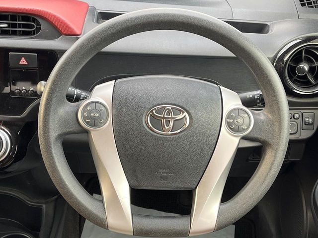 �C���e���A�ɍ��킹���f�U�C���̃X�e�A�����O�́A�^�]�������̂��Ƃ��l���A�^�]���₷���`��A�傫���ł��B�����x�A���ۂɐG���Ă��m���߂��������B