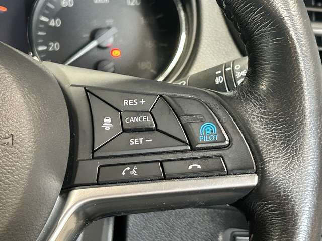 【プロパイロット】高速道路での運転をより安心して楽しむために開発されており、ハンズオフで高速道路を走行することができます。ドライブに安心とワクワクをもたらします♪