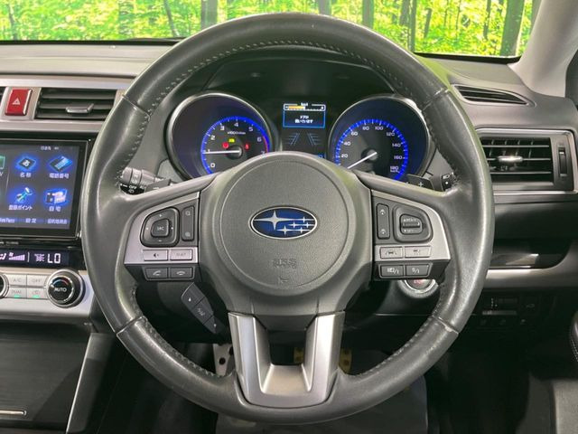 �C���e���A�ɍ��킹���f�U�C���̃X�e�A�����O�́A�^�]�������̂��Ƃ��l���A�^�]���₷���`��A�傫���ł��B�����x�A���ۂɐG���Ă��m���߂��������B