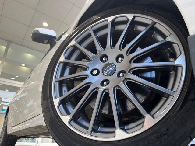 �y����18�C���`�A���~�z�C�[���z�O�ςɃ}�b�`���������A���~�z�C�[���𑕒����Ă���܂��B�e��ЊO�A���~�z�C�[����A�X�^�b�h���X�^�C�����戵�����Ă���܂��B���񂲑��k����������