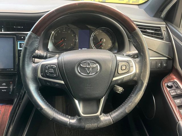 �C���e���A�ɍ��킹���f�U�C���̃X�e�A�����O�́A�^�]�������̂��Ƃ��l���A�^�]���₷���`��A�傫���ł��B�����x�A���ۂɐG���Ă��m���߂��������B