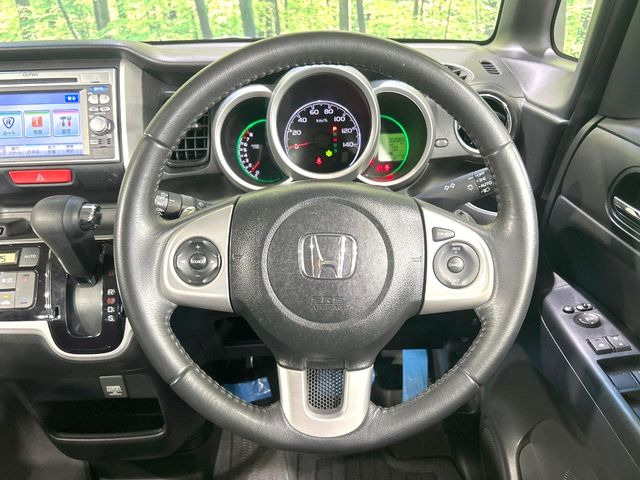 【クルーズコントロール】高速道路もラクラク走行。アクセルを離しても一定速度で走行ができ、長距離運転時の負担を軽減!加速・減速も簡単なスイッチ操作で調整できます。