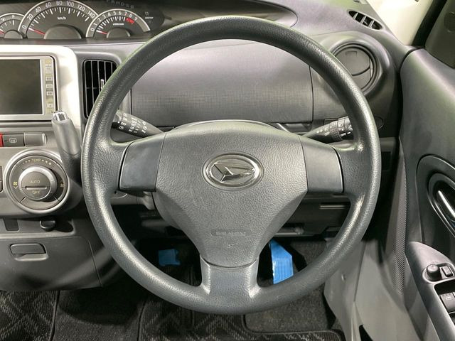 �C���e���A�ɍ��킹���f�U�C���̃X�e�A�����O�́A�^�]�������̂��Ƃ��l���A�^�]���₷���`��A�傫���ł��B�����x�A���ۂɐG���Ă��m���߂��������B
