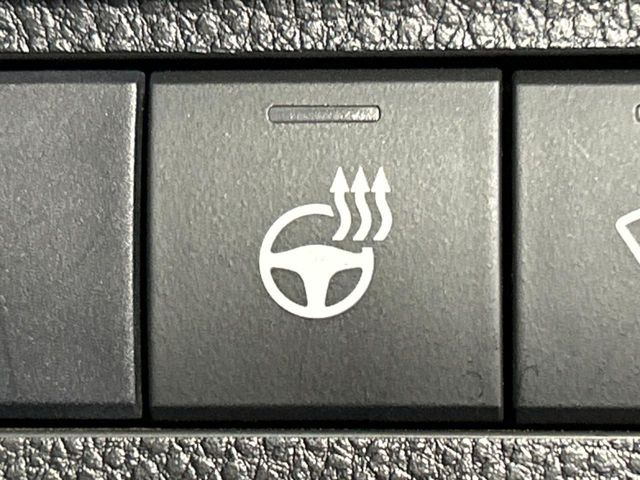 【ステアリングヒーター】冬場に冷たくなりやすい革巻きステアリングを、スイッチ一つで素早く適温に!エアコンよりも早く温まってくれるので、寒い日の運転も快適になりますね♪