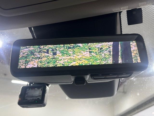 【デジタルインナーミラー】後席の大きな荷物や同乗者で後方が確認しづらい時でも安心!カメラが撮影した車両後方の映像をルームミラー内に表示。クリアな視界で状況の確認が可能です!