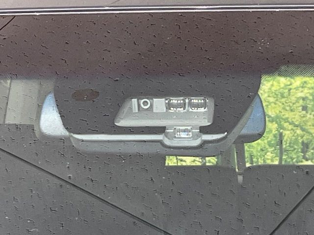 【三菱e-Assist】走行中に前方の車両等を認識し、衝突しそうな時は警報とブレーキで衝突回避と被害軽減をアシスト。より安全にドライブをお楽しみいただけます。