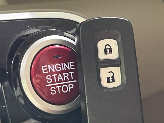 �yHonda�X�}�[�g�L�[�z�J�o����|�P�b�g�ɓ��ꂽ�܂܂ł��h�A�̎{���E�������\�ȃX�}�[�g�L�[�𑕔��B�G���W���̃I���E�I�t�����J�M�����o���K�v����������Ƃ��Ă��֗��ł���
