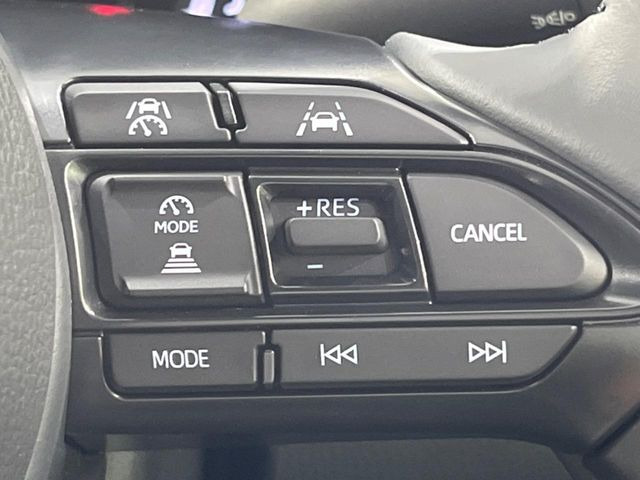 【レーダークルーズコントロール】高速道路での長距離走行が楽に!!自動で速度を保つクルーズコントロールが、衝突軽減システムと連携し、前方の車両を感知して車間を保つように速度調節してくれます!!