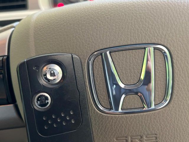 �yHonda�X�}�[�g�L�[�z�J�o����|�P�b�g�ɓ��ꂽ�܂܂ł��h�A�̎{���E�������\�ȃX�}�[�g�L�[�𑕔��B�G���W���̃I���E�I�t�����J�M�����o���K�v����������Ƃ��Ă��֗��ł���