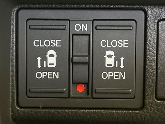 【両側パワースライドドア】スマートキーや運転席のスイッチで後席両側スライドドアの開閉が可能♪電動だから力を入れてドアを開ける必要が無く、小さなお子様でも簡単に開け閉めでき快適です♪