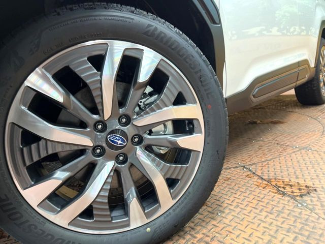 �y�����A���~�z�C�[���z�O�ςɃ}�b�`���������A���~�z�C�[���𑕒����Ă���܂��B�e��ЊO�A���~�z�C�[����A�X�^�b�h���X�^�C�����戵�����Ă���܂��B���񂲑��k����������