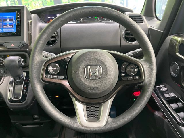 �C���e���A�ɍ��킹���f�U�C���̃X�e�A�����O�́A�^�]�������̂��Ƃ��l���A�^�]���₷���`��A�傫���ł��B�����x�A���ۂɐG���Ă��m���߂��������B