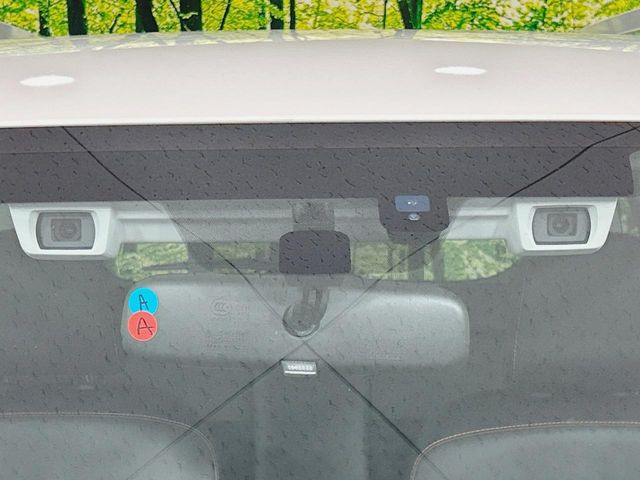 【アイサイトVer2】前方の車両等を検知し、衝突しそうな時は警報で注意を促し、ブレーキを踏む力をサポート。ブレーキを踏めなかった場合は衝突被害軽減ブレーキが作動、衝突回避をサポートします。