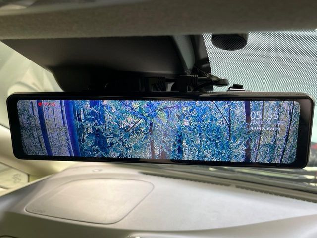【インテリジェントルームミラー】後席の大きな荷物や同乗者で後方が確認しづらい時でも安心!カメラが撮影した車両後方の映像をルームミラー内に表示。クリアな視界で状況の確認が可能です!