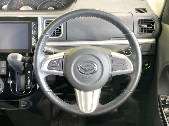 インテリアに合わせたデザインのステアリングは、運転される方のことも考え、運転しやすい形状、大きさです。是非一度、実際に触ってお確かめください。