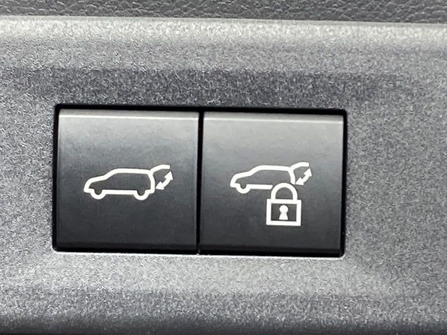 【パワーバックドア】スマートキーや運転席のボタンを押すだけでリアゲートが自動で開閉します!荷物を持っている時や、高い位置にあるバックドアを閉める際に便利な機能です♪