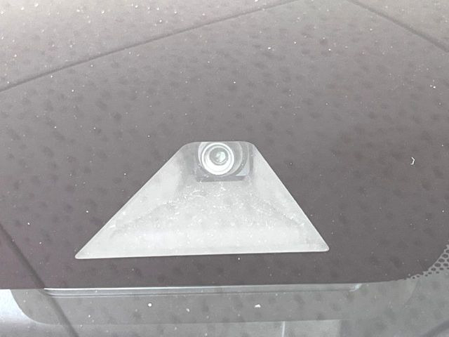 【エマージェンシーブレーキ】走行中に前方の車両等を認識し、衝突しそうな時は警報とブレーキで衝突回避と被害軽減をアシスト。より安全にドライブをお楽しみいただけます。