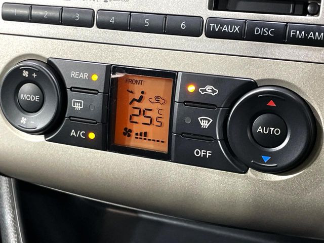 【オートエアコン】一度お好みの温度に設定すれば、車内の温度を検知し風量や温度を自動で調整。暑い&hellip;寒い&hellip;と何度もスイッチ操作をする必要はありません。快適な車内空間には必須の機能ですね♪