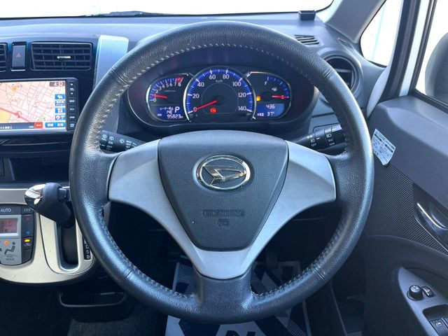 �C���e���A�ɍ��킹���f�U�C���̃X�e�A�����O�́A�^�]�������̂��Ƃ��l���A�^�]���₷���`��A�傫���ł��B�����x�A���ۂɐG���Ă��m���߂��������B