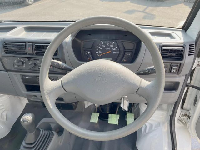 �C���e���A�ɍ��킹���f�U�C���̃X�e�A�����O�́A�^�]�������̂��Ƃ��l���A�^�]���₷���`��A�傫���ł��B�����x�A���ۂɐG���Ă��m���߂��������B