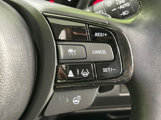 【アダプティブクルーズコントロール】高速道路での長距離走行が楽に!!自動で速度を保つクルーズコントロールが、衝突軽減システムと連携し、前方の車両を感知して車間を保つように速度調節してくれます!!