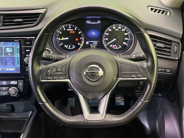 インテリアに合わせたデザインのステアリングは、運転される方のことも考え、運転しやすい形状、大きさです。是非一度、実際に触ってお確かめください。