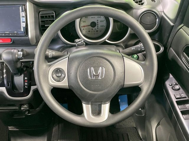 �C���e���A�ɍ��킹���f�U�C���̃X�e�A�����O�́A�^�]�������̂��Ƃ��l���A�^�]���₷���`��A�傫���ł��B�����x�A���ۂɐG���Ă��m���߂��������B
