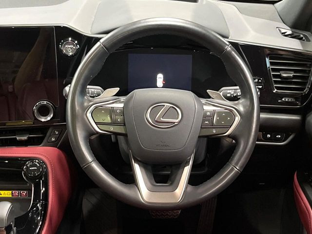 インテリアに合わせたデザインのステアリングは、運転される方のことも考え、運転しやすい形状、大きさです。是非一度、実際に触ってお確かめください。