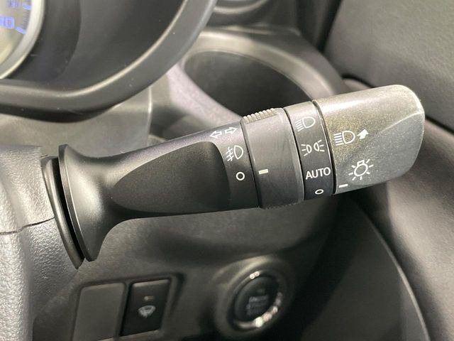 【オートライト】周りの明るさに応じて自動でヘッドライトの点灯・消灯ができる機能です!ライトの付け忘れ・消し忘れなどが無くなり、雨の日や夕方の走行も安心!トンネル通過時も便利ですね♪