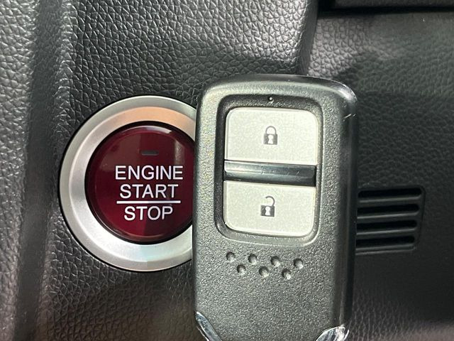 �yHonda�X�}�[�g�L�[�z�J�o����|�P�b�g�ɓ��ꂽ�܂܂ł��h�A�̎{���E�������\�ȃX�}�[�g�L�[�𑕔��B�G���W���̃I���E�I�t�����J�M�����o���K�v����������Ƃ��Ă��֗��ł���