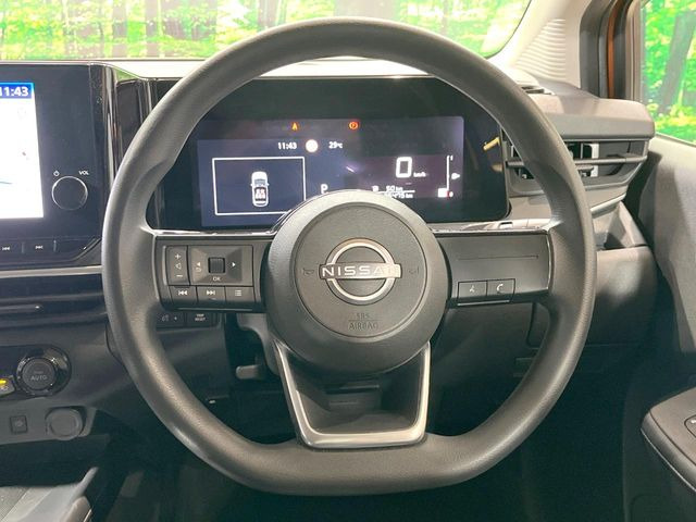 �C���e���A�ɍ��킹���f�U�C���̃X�e�A�����O�́A�^�]�������̂��Ƃ��l���A�^�]���₷���`��A�傫���ł��B�����x�A���ۂɐG���Ă��m���߂��������B