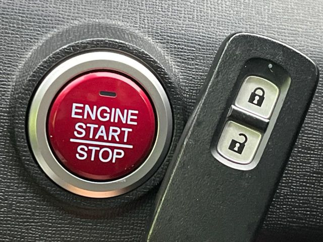 �yHonda�X�}�[�g�L�[�z�J�o����|�P�b�g�ɓ��ꂽ�܂܂ł��h�A�̎{���E�������\�ȃX�}�[�g�L�[�𑕔��B�G���W���̃I���E�I�t�����J�M�����o���K�v����������Ƃ��Ă��֗��ł���