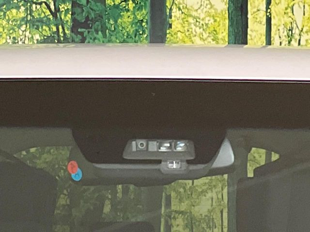 【三菱e-Assist】走行中に前方の車両等を認識し、衝突しそうな時は警報とブレーキで衝突回避と被害軽減をアシスト。より安全にドライブをお楽しみいただけます。