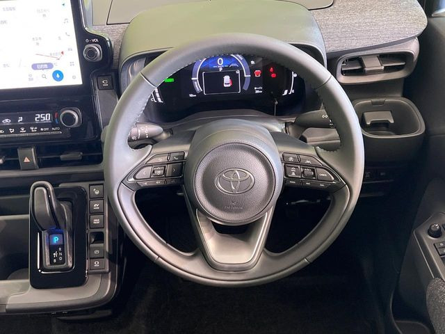 インテリアに合わせたデザインのステアリングは、運転される方のことも考え、運転しやすい形状、大きさです。是非一度、実際に触ってお確かめください。