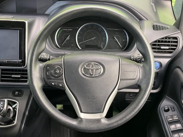 �C���e���A�ɍ��킹���f�U�C���̃X�e�A�����O�́A�^�]�������̂��Ƃ��l���A�^�]���₷���`��A�傫���ł��B�����x�A���ۂɐG���Ă��m���߂��������B