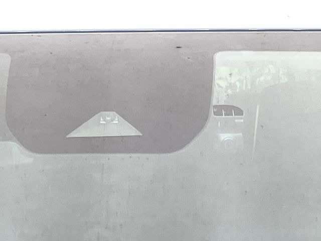 【インテリジェントエマージェンシーブレーキ】フロントカメラで前方の車両や歩行者を検知。衝突しそうな時は衝突被害軽減ブレーキが作動、衝突回避をサポート。より安全にドライブをお楽しみいただけます。