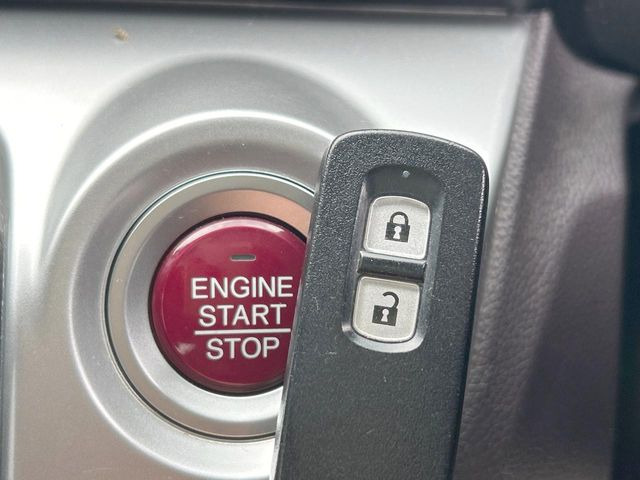 �yHonda�X�}�[�g�L�[�z�J�o����|�P�b�g�ɓ��ꂽ�܂܂ł��h�A�̎{���E�������\�ȃX�}�[�g�L�[�𑕔��B�G���W���̃I���E�I�t�����J�M�����o���K�v����������Ƃ��Ă��֗��ł���