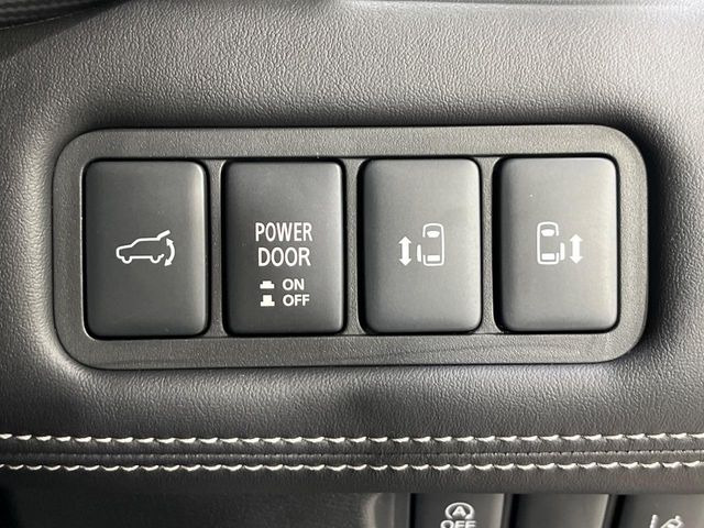【両側パワースライドドア】スマートキーや運転席のスイッチで後席両側スライドドアの開閉が可能♪電動だから力を入れてドアを開ける必要が無く、小さなお子様でも簡単に開け閉めでき快適です♪