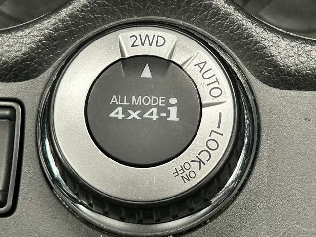 【切り替え式4WD】エンジン回転中にスイッチを回して切り替え完了!舗装路などの街乗りには「2WD」、滑りやすい舗装路などには「AUTO」、雪道などの未舗装路には「4WD」に切り替えて走行が可能です♪