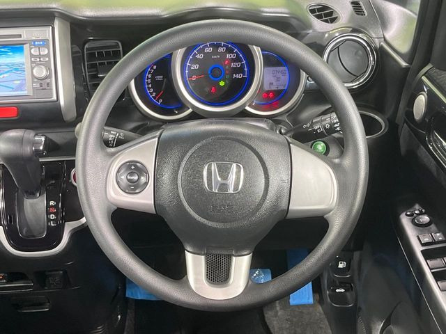 【ステアリングスイッチ】運転中、前方から目線をそらすことなく、オーディオ等の操作が可能な便利機能!安心&快適なドライブを演出してくれます♪
