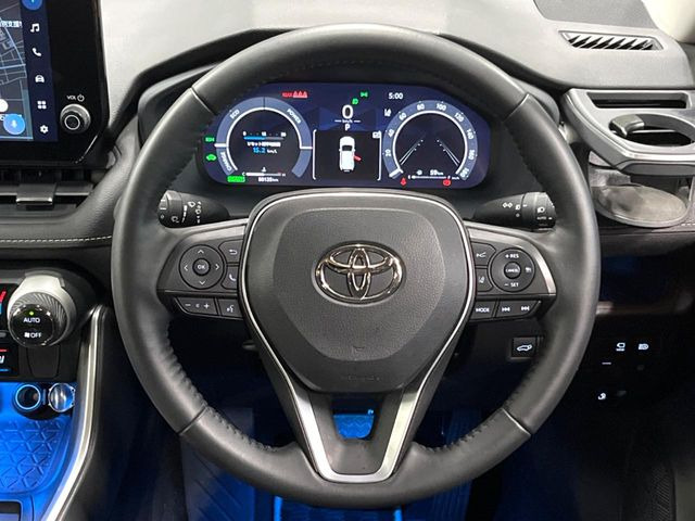 インテリアに合わせたデザインのステアリングは、運転される方のことも考え、運転しやすい形状、大きさです。是非一度、実際に触ってお確かめください。